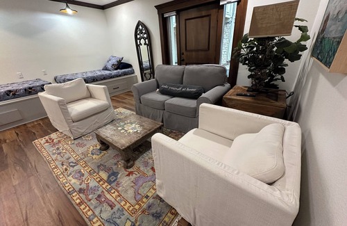 Granbury Apartment | 3-bedroom designer decor, steps to the Historic Granbury Square. Kitchen Living