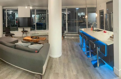 Crosstown Condo | 3 bedroom Downtown Vancouver S.Penthouse, near skytrain, shopping & restaurants.