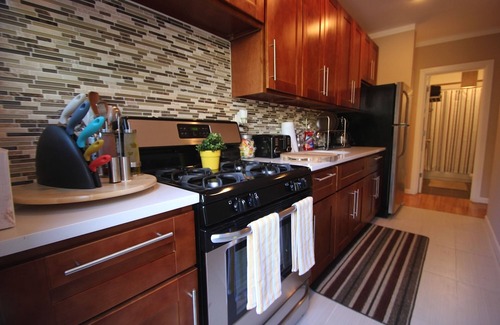 Bushwick House | 3 Bedroom Duplex W/3 King Beds And Pull-out Bed.new Appliances, Furniture & Beds