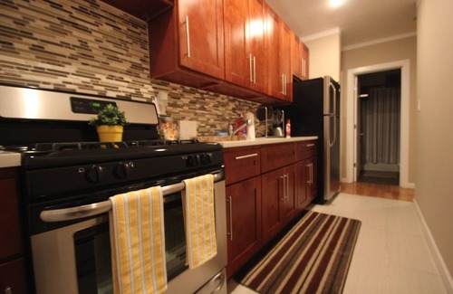 Bushwick House | 3 Bedroom Duplex W/3 King Beds And Pull-out Bed.new Appliances, Furniture & Beds