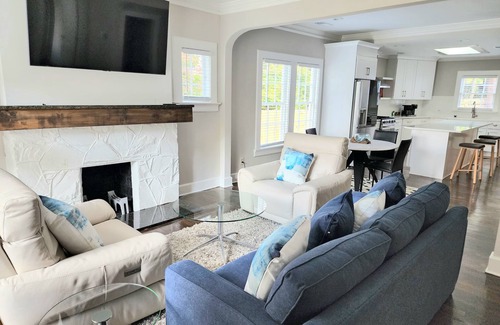 Garden Hills House | 3 Bedroom ensuite Buckhead home with pool table