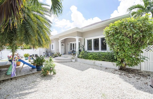 Patricks Island House | 3-bedroom family housewith a large garden to relax under the Mango Tree