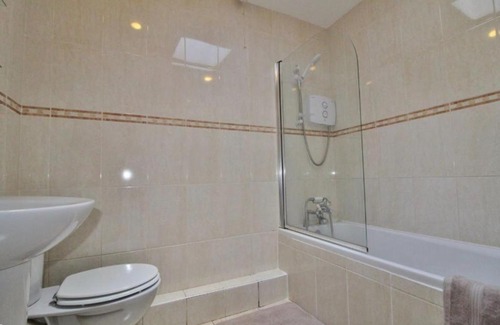 Haroldʼs Cross House | 3 Bedroom Family Home in Residential Area Near Centre