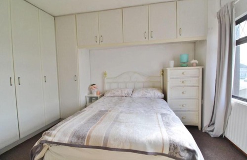 Haroldʼs Cross House | 3 Bedroom Family Home in Residential Area Near Centre