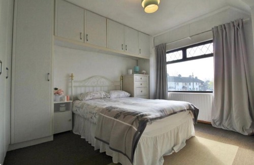 Haroldʼs Cross House | 3 Bedroom Family Home in Residential Area Near Centre