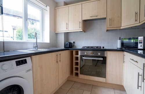 Chalford House | 3 Bedroom family home | Parking | Garden| Pass the Keys