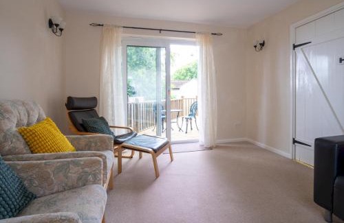 Chalford House | 3 Bedroom family home Parking Garden Pass the Keys