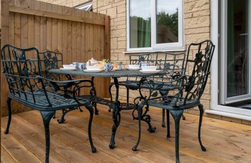 Chalford House | 3 Bedroom family home Parking Garden Pass the Keys