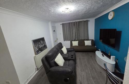 Colchester Apartment | 3 Bedroom Flat - Colchester- Train Station - Close to Town