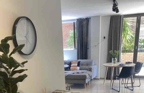 Elizabeth Bay Apartment | 3 Bedroom Garden Apartment in Elizabeth Bay with Parking!