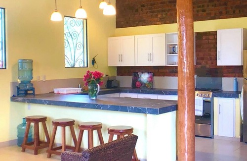 Aserradores House | 3-bedroom house in Cool El Manzano Número 1 with WiFi 100 steps to the Pacific.