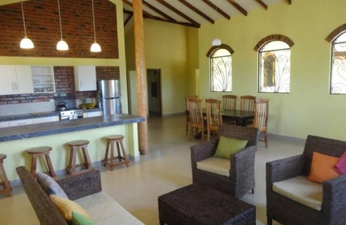Aserradores House | 3-bedroom house in Cool El Manzano Número 1 with WiFi 100 steps to the Pacific.