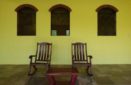 Aserradores House | 3-bedroom house in Cool El Manzano Número 1 with WiFi 100 steps to the Pacific.