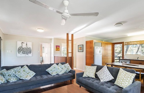 Point Lookout House | 3 bedroom holiday house walking distance to beaches, shops and hotel.