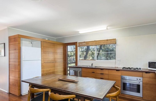 Point Lookout House | 3 bedroom holiday house walking distance to beaches, shops and hotel.