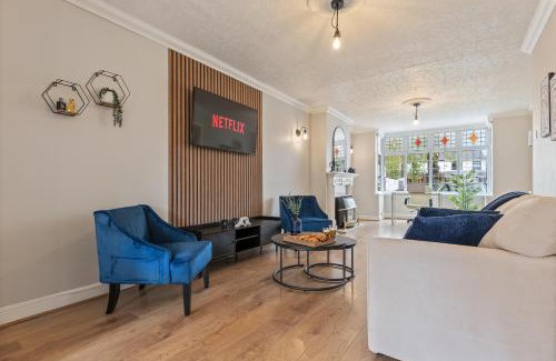 Hall Green House | 3 Bedroom Home 4-6 Beds Nr Solihull, Edgbaston, Digbeth, HS2 sites, NEC, M42 & Lots more- Central Birmingham-Driveway Fits 2 Vans