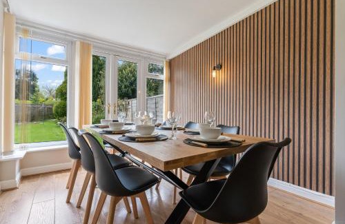 Hall Green House | 3 Bedroom Home 4-6 Beds Nr Solihull, Edgbaston, Digbeth, HS2 sites, NEC, M42 & Lots more- Central Birmingham-Driveway Fits 2 Vans