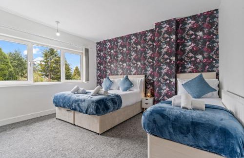Hall Green House | 3 Bedroom Home 4-6 Beds Nr Solihull, Edgbaston, Digbeth, HS2 sites, NEC, M42 & Lots more- Central Birmingham-Driveway Fits 2 Vans