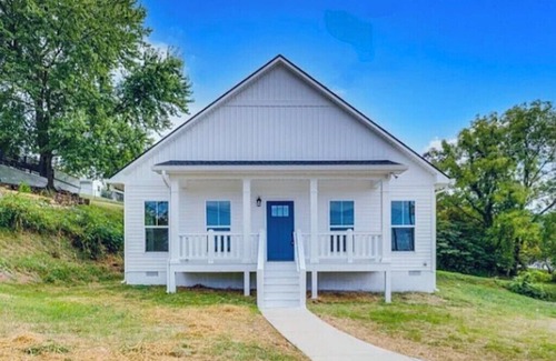 Elizabethton Cottage | 3-bedroom home in Historic Elizabethton near Bristol Motor Speedway, JCMC & ETSU