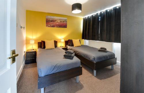 Wigan House | 3 Bedroom Home l Free Parking l 5 Guests l Contractor Stays l Family Stays I