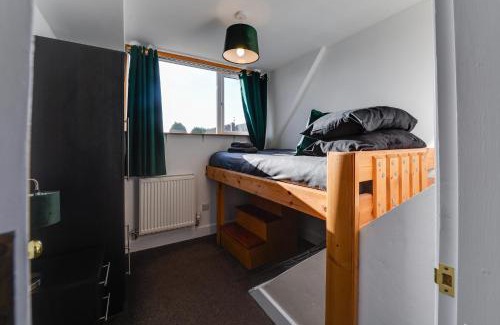 Wigan House | 3 Bedroom Home l Free Parking l 5 Guests l Contractor Stays l Family Stays I
