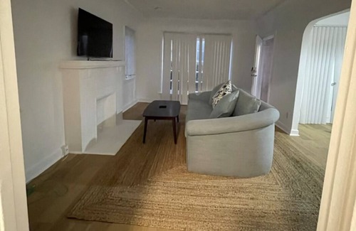 Washington Culver House | 3 Bedroom Home Near Culver City