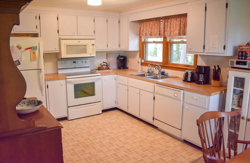 West Dennis House | 3 bedroom home situated at the end of a cul de sac overlooking Swan River.