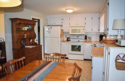 West Dennis House | 3 bedroom home situated at the end of a cul de sac overlooking Swan River.
