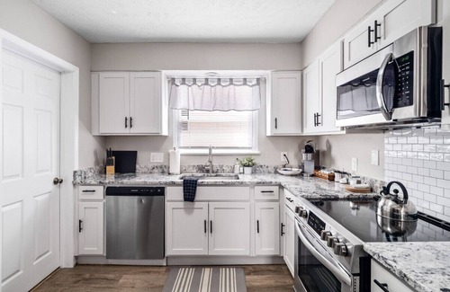 Willobee On The Lake House | 3 Bedroom Home, Walk to Lake Erie