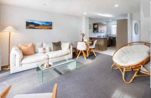 Sydenham Apartment | 3 Bedroom Home With Garage & Extra Car Park