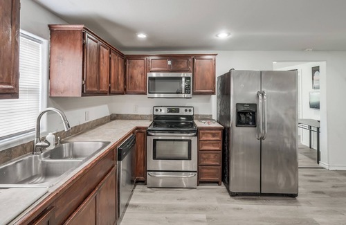 Galveston House | 3-bedroom house. Close to Ferry.Near Galveston.Short Drive to Beach