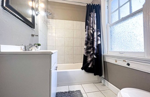 Dayton House | 3 Bedroom House, 7 Beds, Sleeps 10, Dayton