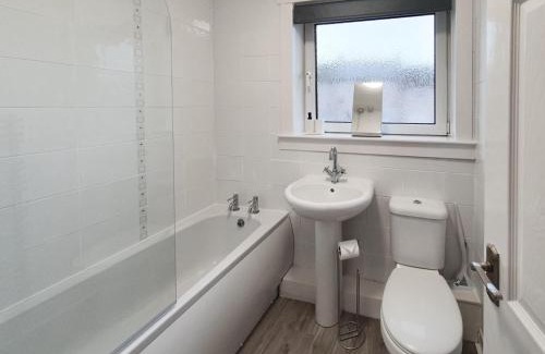 Dunfermline Apartment | 3 bedroom house Amazon M90 Dunfermline Edinburgh
