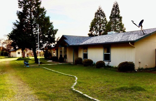 Squaw Valley House | 3-bedroom house, beautiful sunset, in Yokuts Valley with WiFi, AC. Pet-Friendly