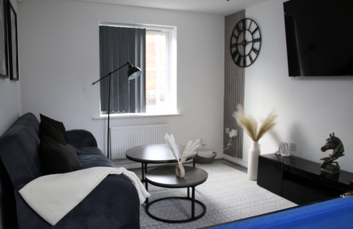 Cheetham Hill House | 3 Bedroom House Close to City Centre/Free Parking