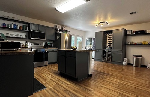 Saginaw House | 3-bedroom house in awesome Saginaw with WiFi, AC, fitness room