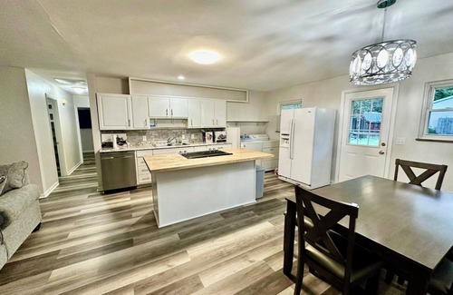 Mason House | 3-bedroom house in beautiful Mason with AC, WiFi. Enjoy your stay