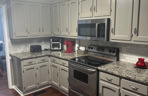 Woodland Hills House | 3-bedroom house in charming Tuscaloosa with AC Fireplace, and WiFi. Welcome home