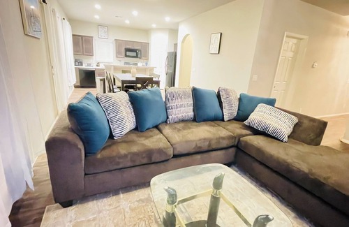 Coweta House | 3-bedroom house in charming Coweta with WiFi, AC, fitness room