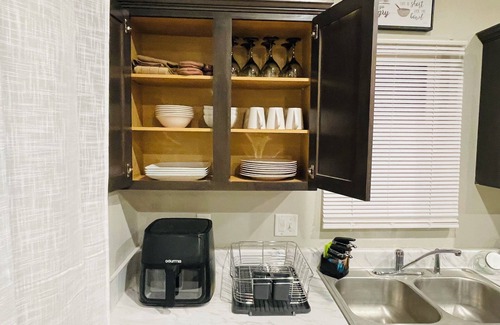 Coweta House | 3-bedroom house in charming Coweta with WiFi, AC, fitness room