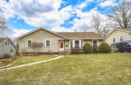 Lenexa House | 3-bedroom house in charming Lenexa Book now