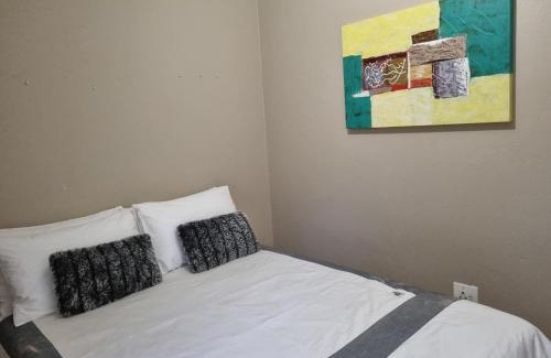 Douglasdale Villa | 3 bedroom house in Douglasdale
