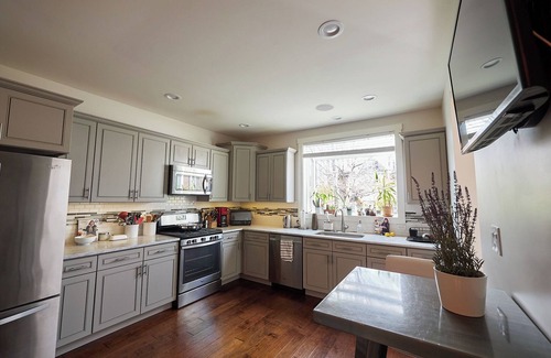 Bloomfield House | 3-bedroom house in Friendship: walk to WestPenn and UPMC, Garage Parking/AC