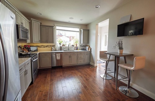 Bloomfield House | 3-bedroom house in Friendship: walk to WestPenn and UPMC, Garage Parking/AC