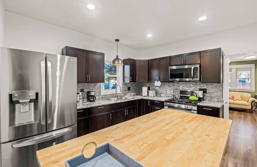 Bay View House | 3-bedroom house in marvelous Bay View Milwaukee with AC, WiFi. Enjoy your stay
