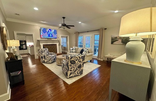 Martinez House | 3-bedroom house in Martinez.3.5 miles from the Masters!