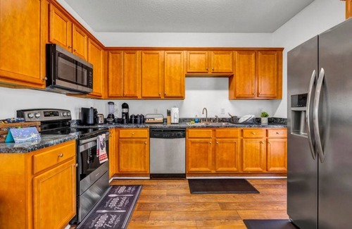 Church Street House | 3-bedroom house in charming College Park with WiFi, AC/ATL airport 10 minutes
