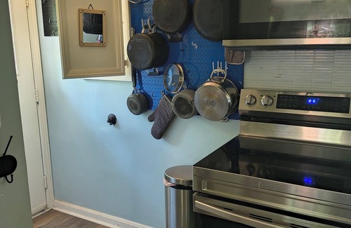Hillsborough House | 3-bedroom house in lovely Hillsborough with WiFi, AC, EV charger outlet, & solar