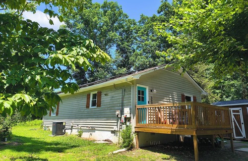 Hillsborough House | 3-bedroom house in lovely Hillsborough with WiFi, AC, EV charger outlet, & solar