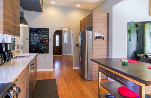 Urban Core House | 3-bedroom house in awesome Jacksonville with beautiful swimming pool, WiFi, AC.
